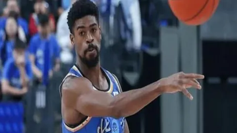 丁威迪底线巧妙接球，突破防守，三分线外精准命中